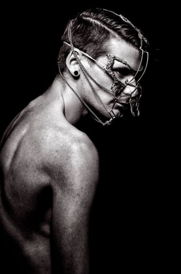 Schwarzweißportrait eines Mannes mit Kettenmaske